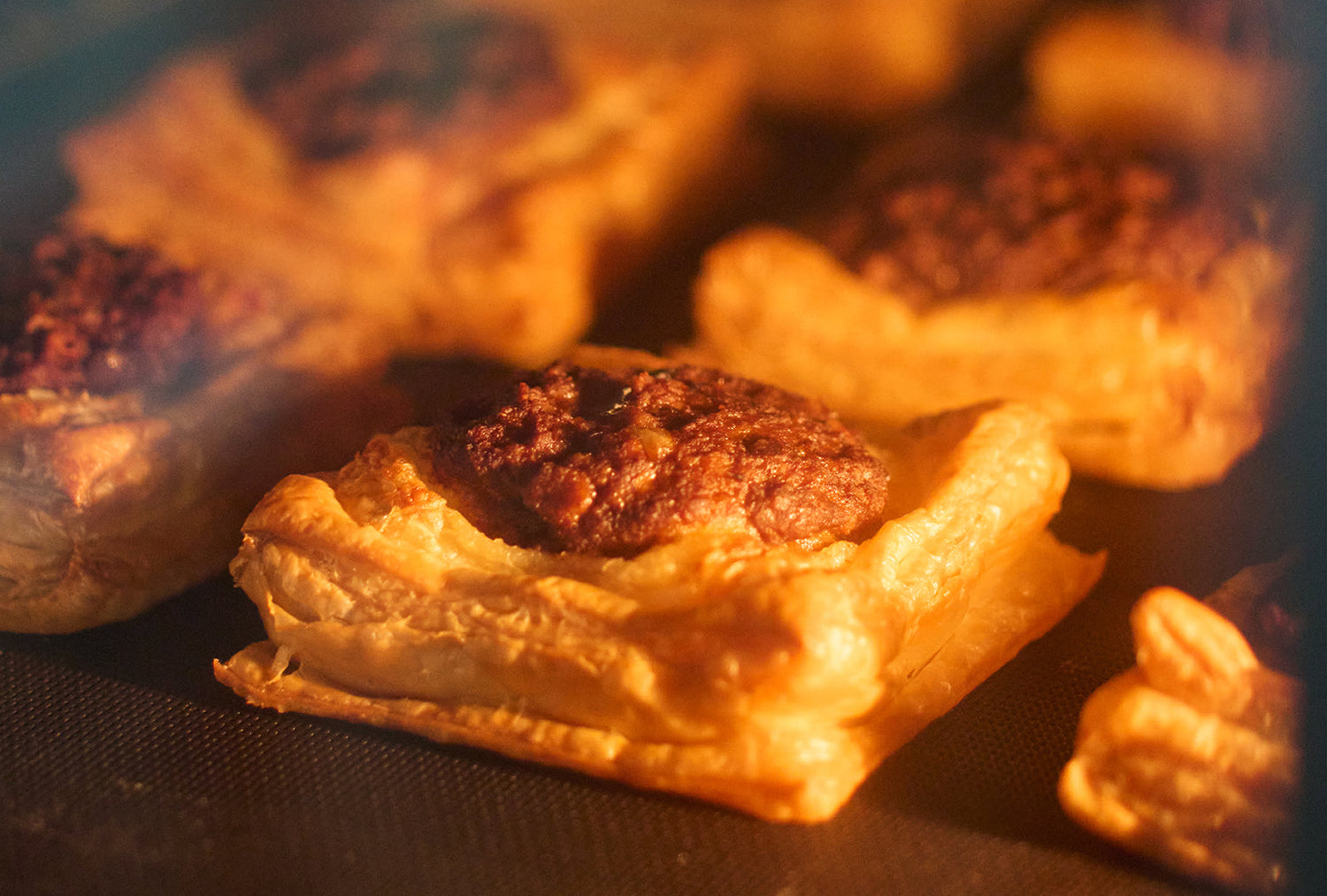 【RINGO】期間限定／ブランド初“お食事パイ”が新登場！サクサクッジューシーな「焼きたてデミグラスミートパイ」