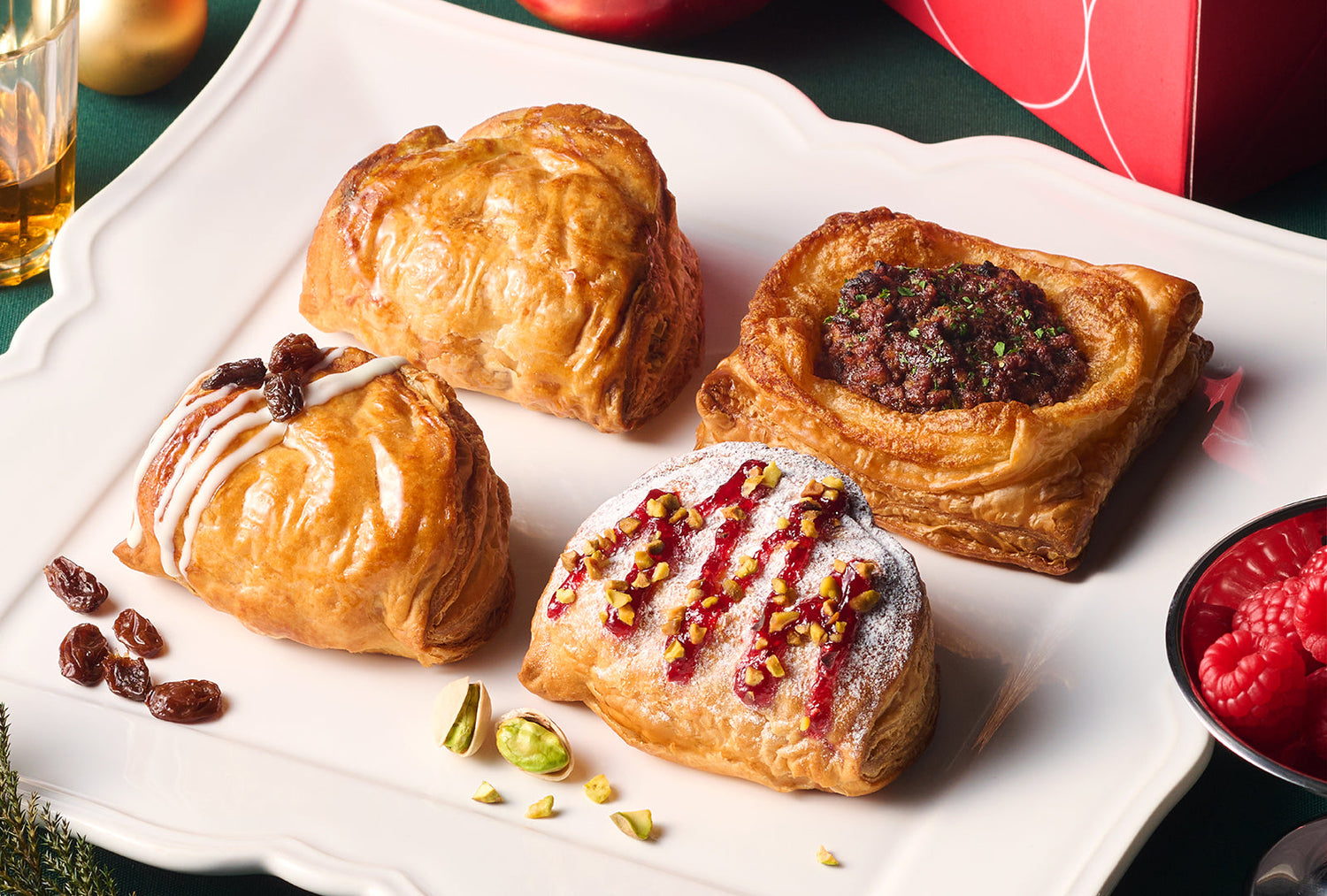 【RINGO】12/1（月）発売／サクサク詰まった“赤い箱”でテーブルを華やかに！RINGO「ホリデーセット」が登場　「ピスタチオベリー」「ラムレーズン」のアップルパイも仲間入り♪