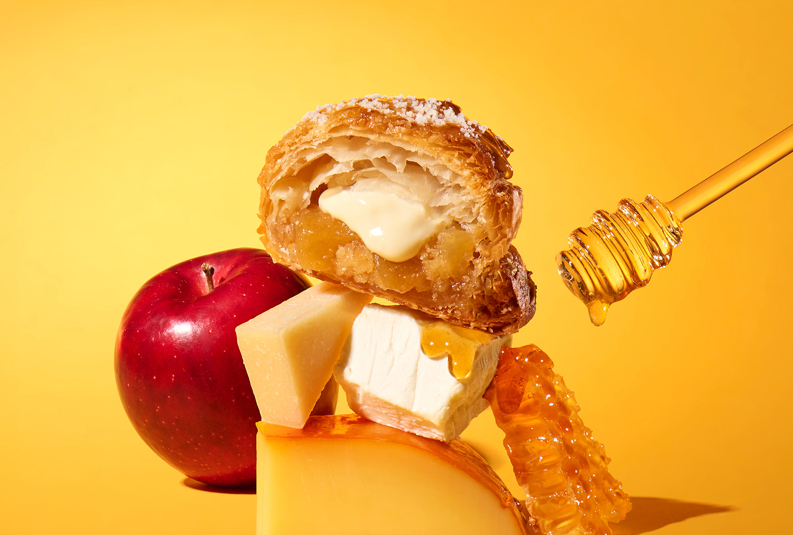 【RINGO】3月1日（日）／RINGO10周年記念プロジェクト第1弾「焼きたて濃厚アップルパイ 3種のチーズ&はちみつ」復刻販売