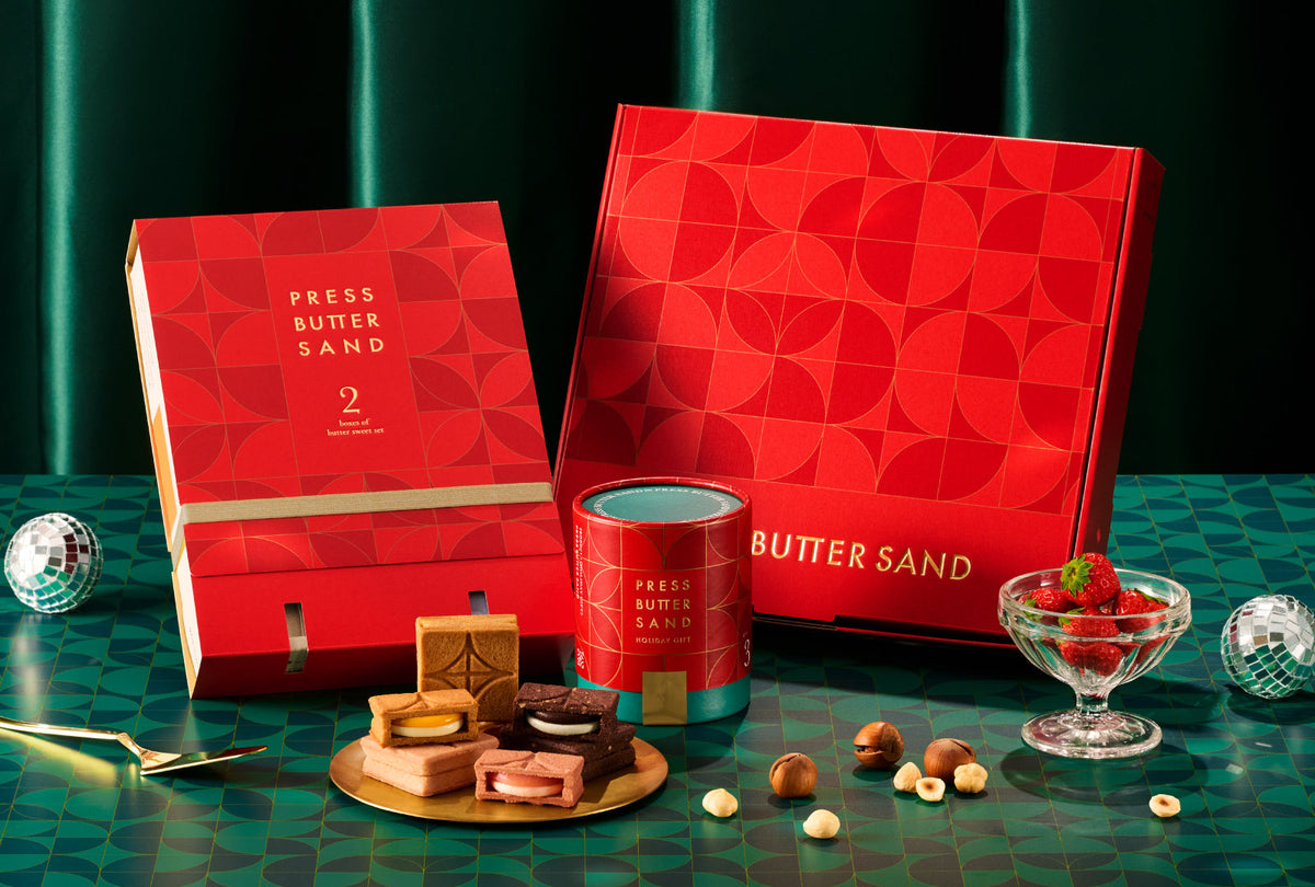 【PRESS BUTTER SAND】11月1日（日）より順次発売！ホリデーを華やかに彩る限定スリーブ、冬の贈りものセットが登場！